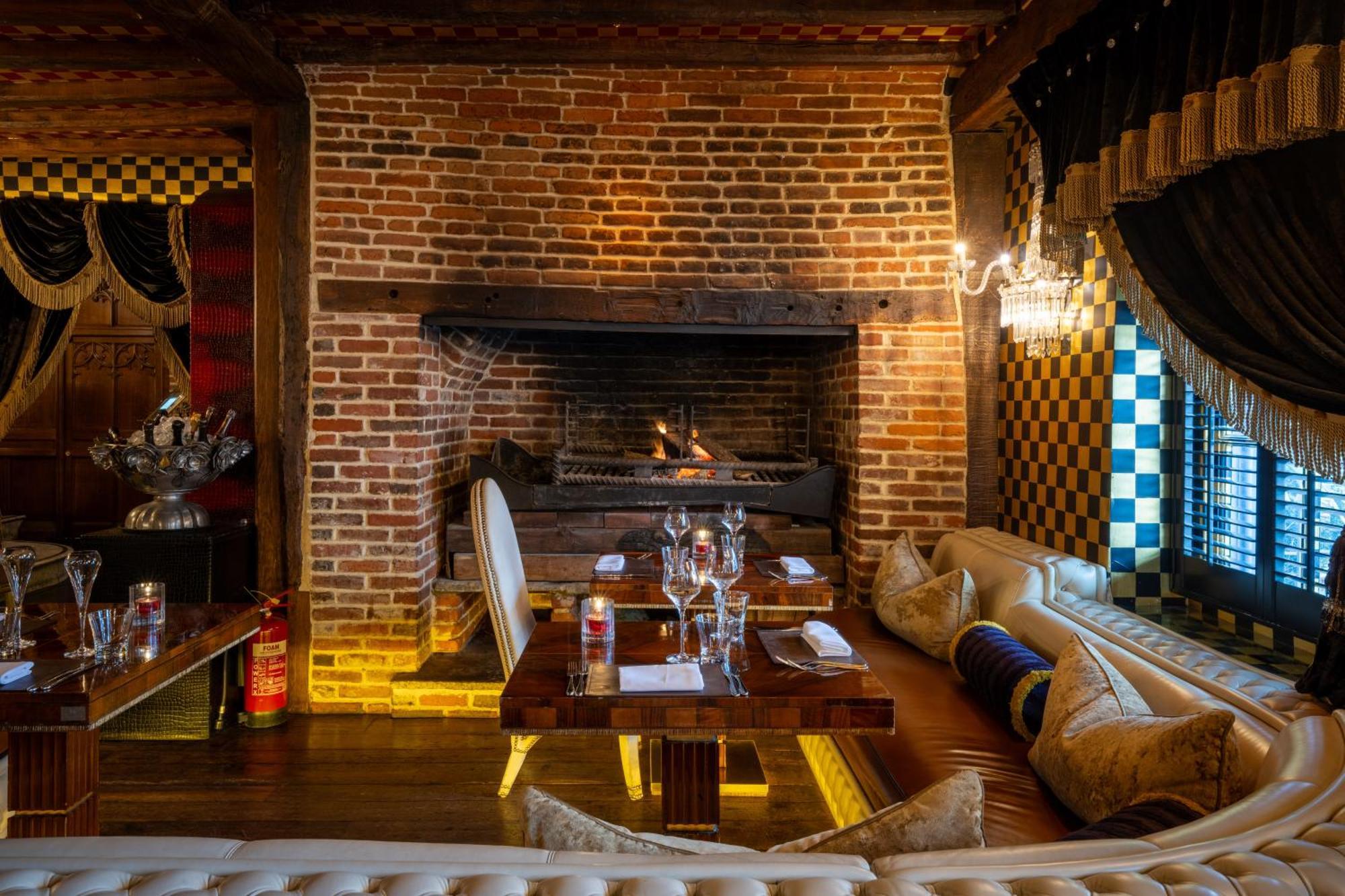 Hotel Crazy Bear Beaconsfield Exterior foto The restaurant's interior