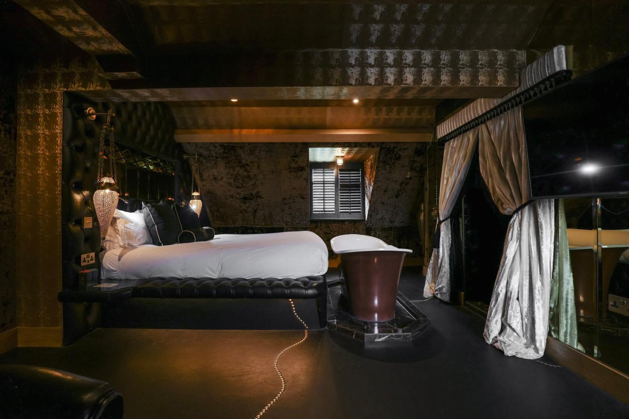Hotel Crazy Bear Beaconsfield Exterior foto