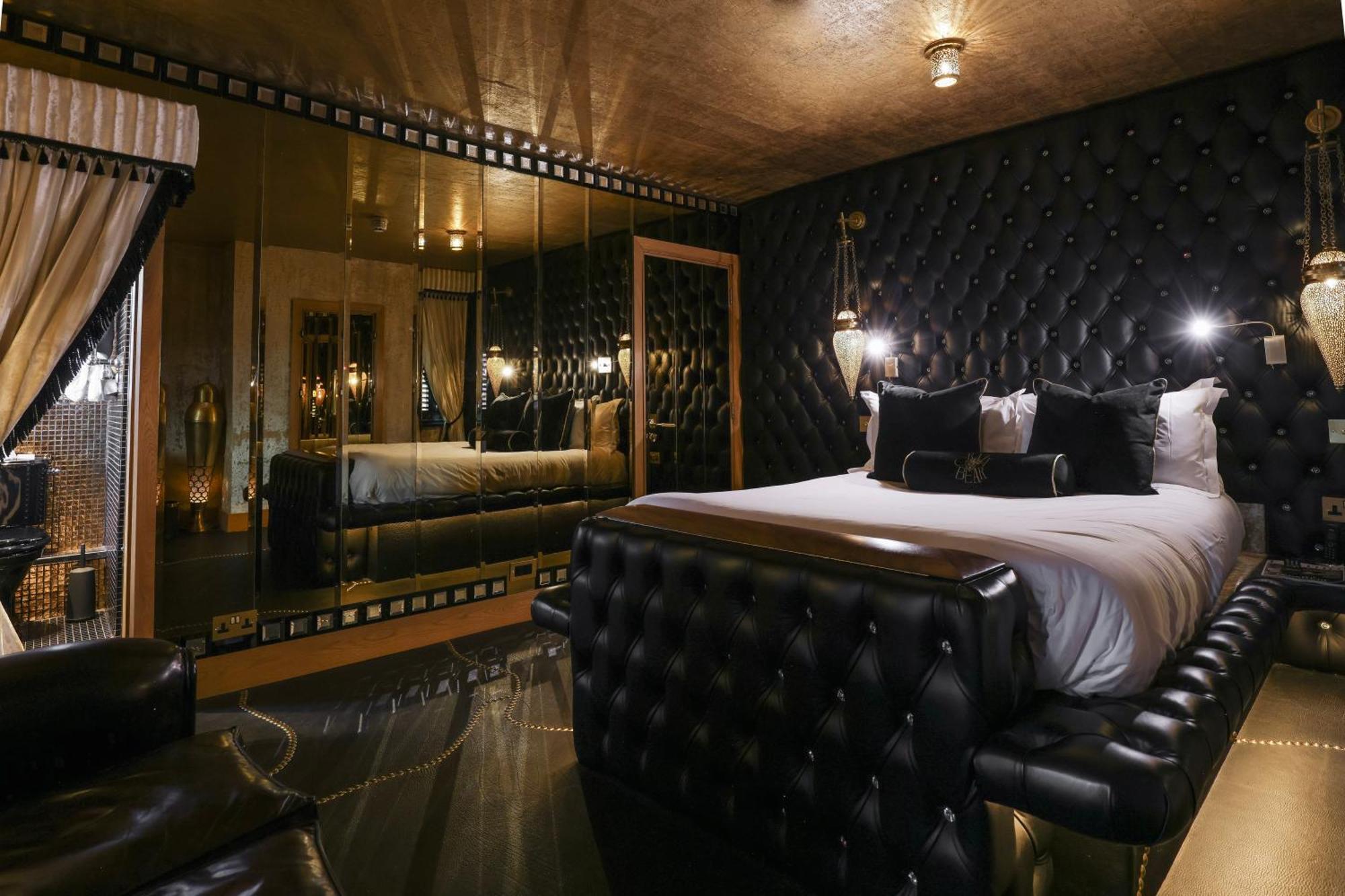 Hotel Crazy Bear Beaconsfield Exterior foto