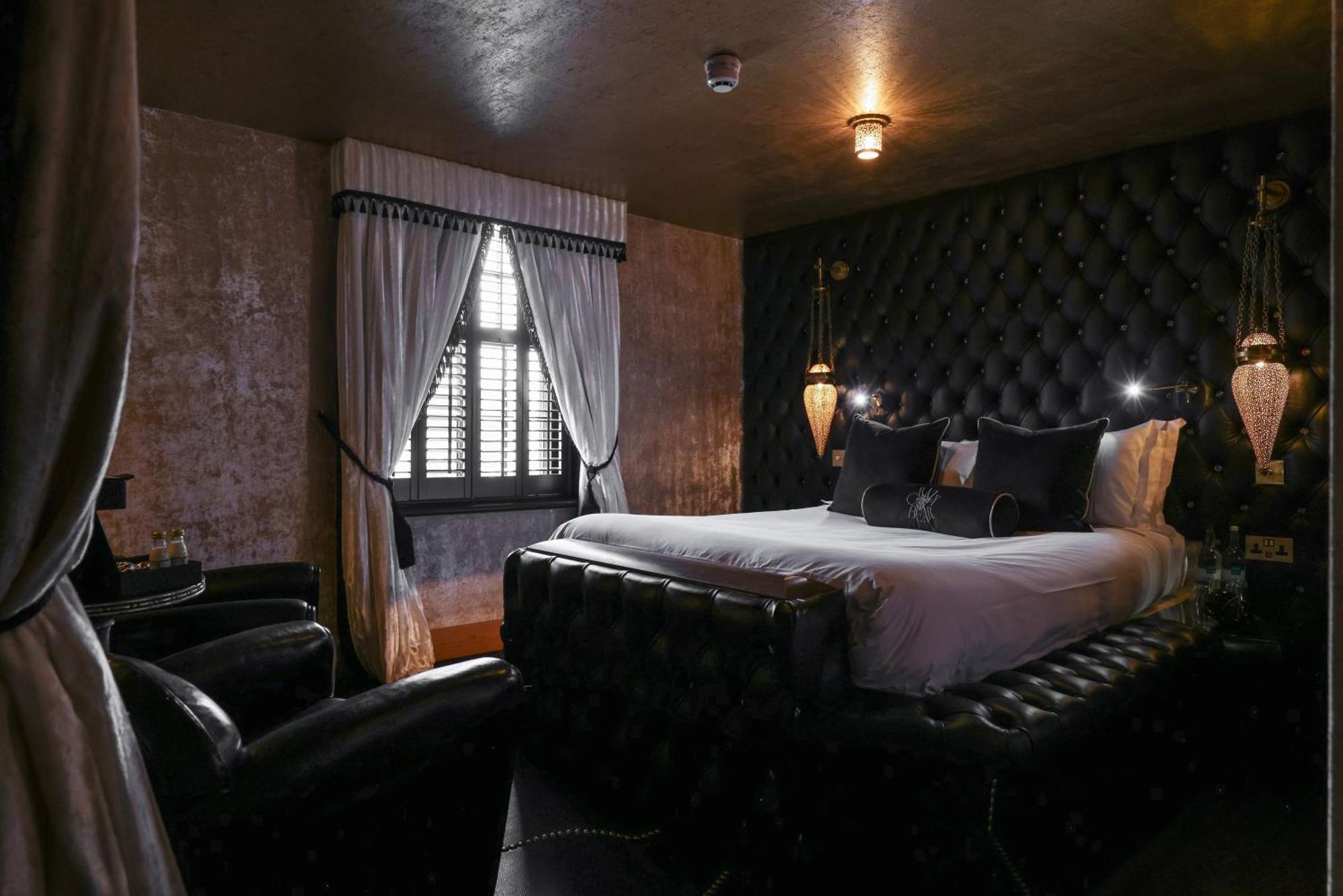 Hotel Crazy Bear Beaconsfield Exterior foto