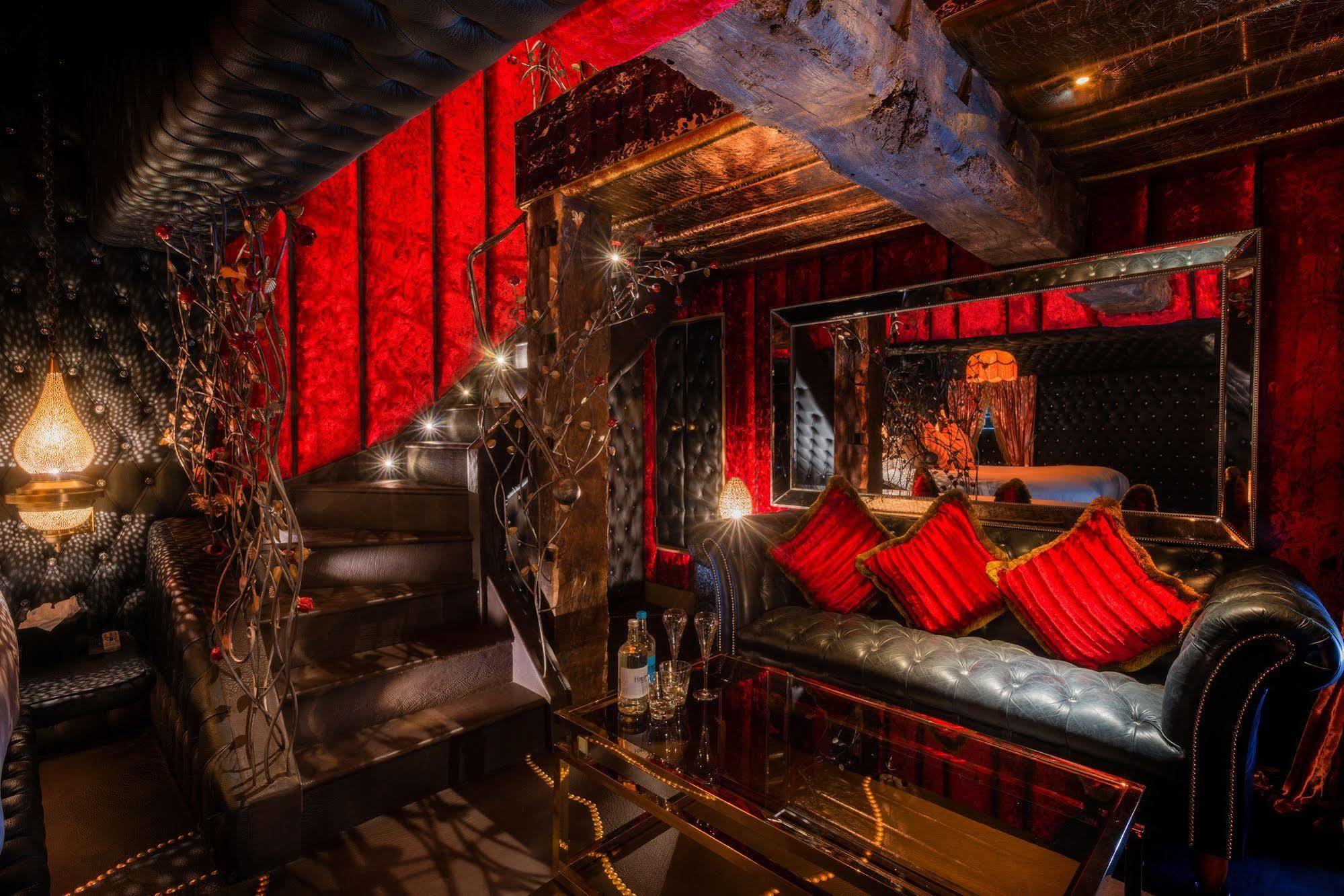 Hotel Crazy Bear Beaconsfield Exterior foto Interior of the nightclub