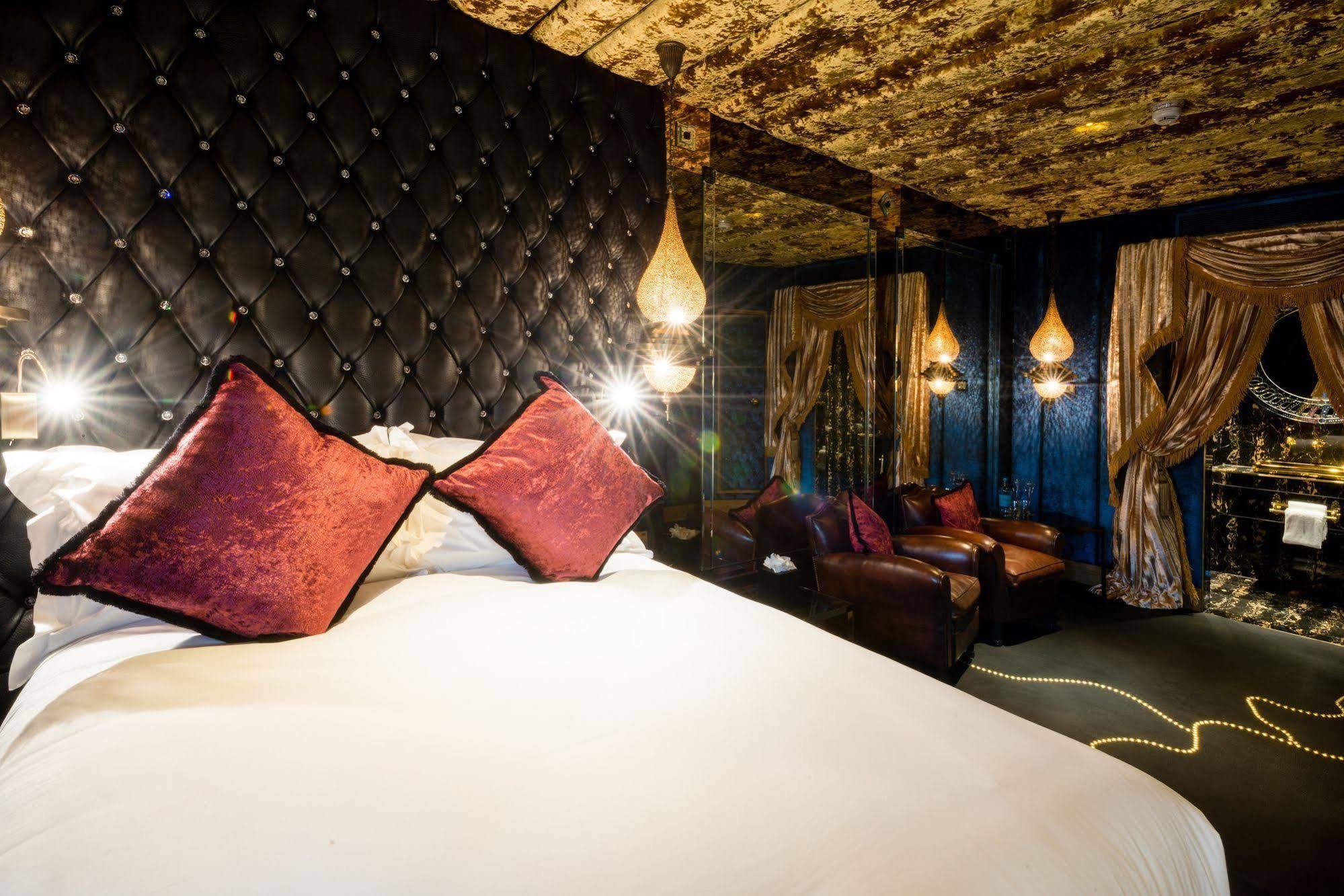 Hotel Crazy Bear Beaconsfield Exterior foto The Gold Suite